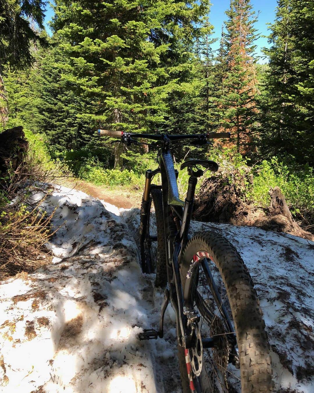 ケン・ブロックさんのインスタグラム写真 - (ケン・ブロックInstagram)「That feeling when you want to ride your @iamSpecialized Stumpjumper bike on your local mountain trails, but those trails are in Park City, Utah, which means there’s still pockets of snow up there from the heavy winter of snow... 🤨 #summersnow #mountaintownlife #iamSpecialized」7月11日 3時47分 - kblock43