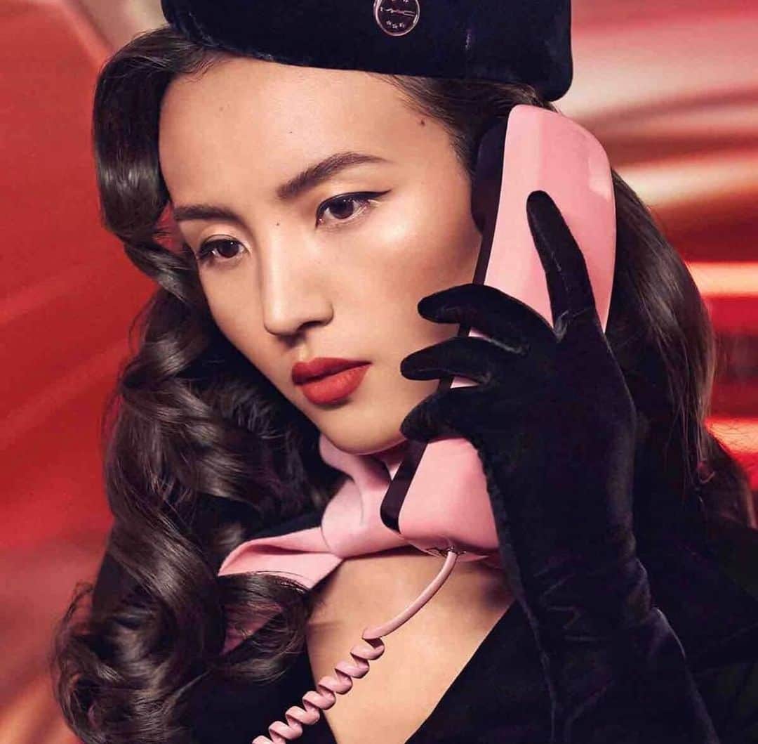 のインスタグラム：「New job for @maccosmetics  Makeup : @carolinehernandezmakeup  Hair: @samiknighthair  Director : @nadialeelee 👄💄💃🏻」