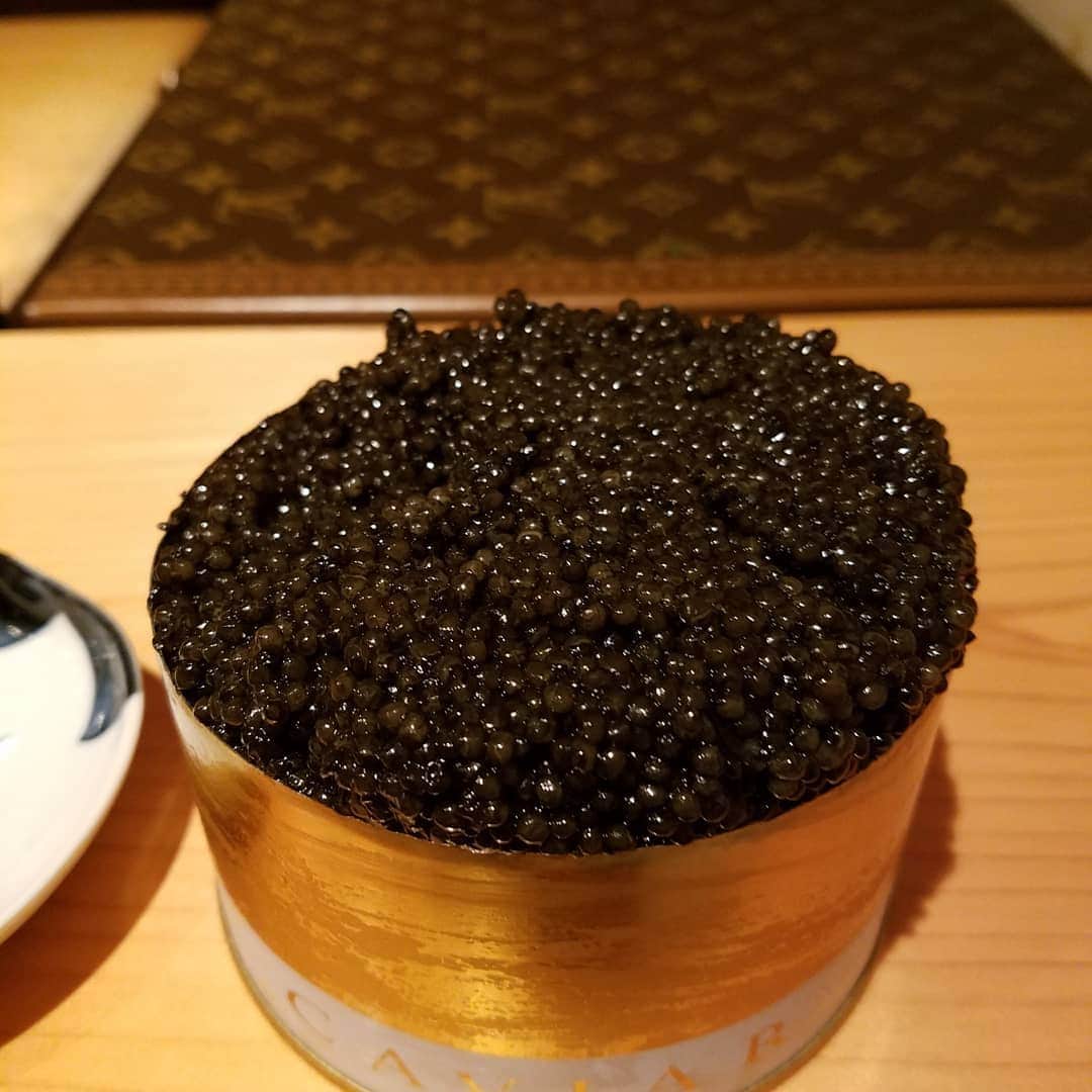 勝田一樹のインスタグラム：「勝田めし🎵バブリーバージョン😱❕ 超高額缶詰❔ 凄いです😱❕ #勝田めし #勝田一樹 #勝田一樹3rdソロアルバム #kazukikatsuta #鮨尚光」