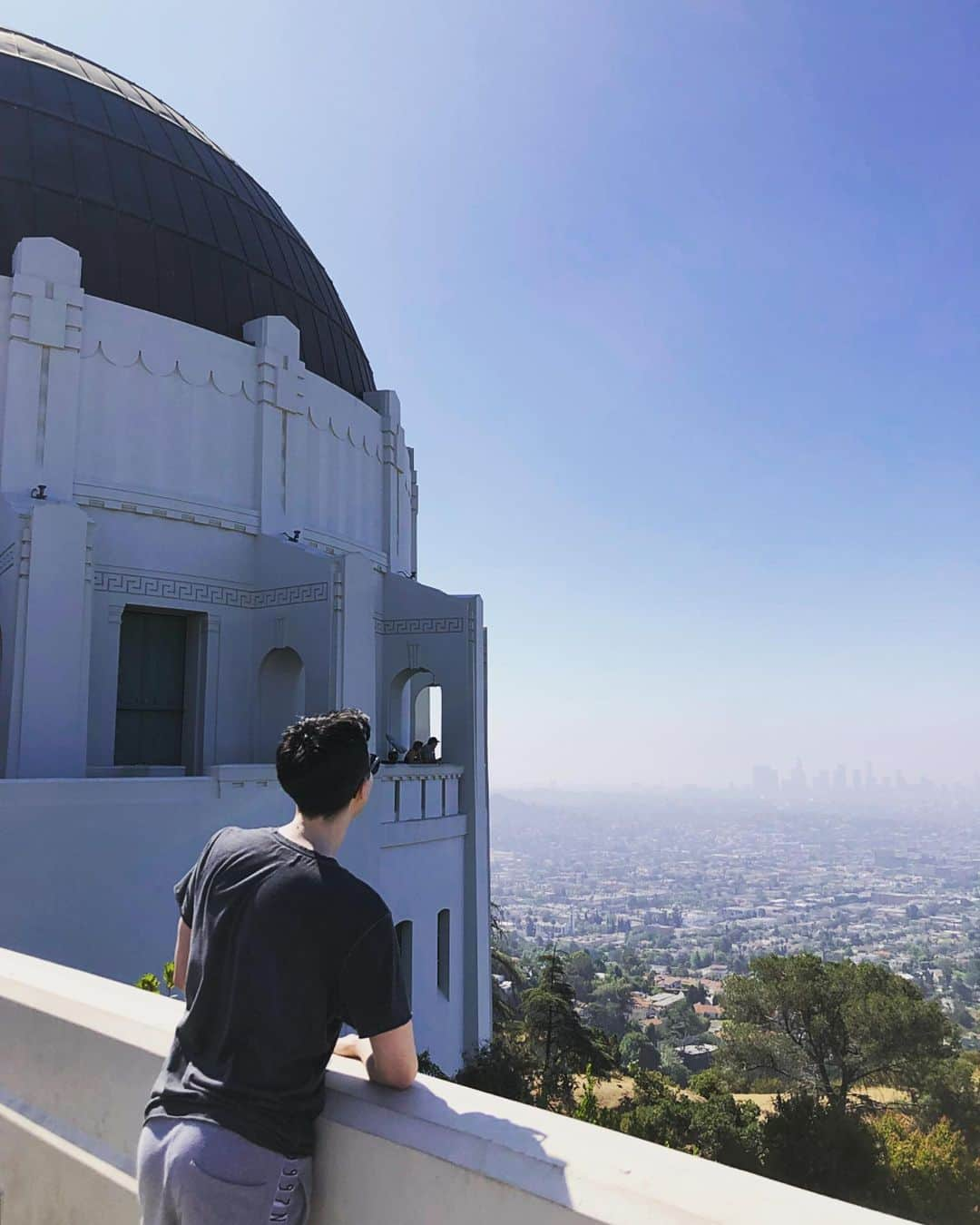 フィル・レスターのインスタグラム：「the view was worth fully melting on the hike to the top ✨🔭」