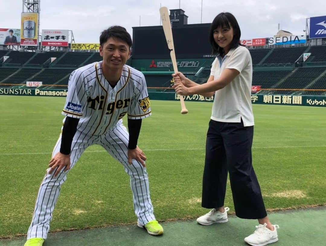 竹内由恵さんのインスタグラム写真 - (竹内由恵Instagram)「明日開幕するオールスターにむけて阪神・近本光司選手にお話を伺ってきました。社会人でドラフト1位入団、1番打者に定着、盗塁数リーグ上位。さらにファン投票でオールスターに選出されたことに、ご本人も「1番驚いています」とおっしゃっていました！今夜内容を放送します。  甲子園球場に行けたのが久々で、嬉しくて沢山写真を撮ってしまいました🤣  #オールスター #近本光司 #阪神#報道ステーション#今夜は#オールスター直前スペシャル#甲子園球場は美しいな」7月11日 14時50分 - yoshie0takeuchi