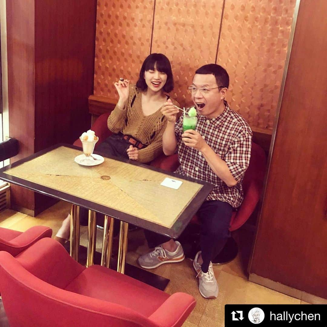 小谷実由さんのインスタグラム写真 - (小谷実由Instagram)「台湾から来たハリーチェンさんと喫茶店対談をさせていただきました。喫茶店との出会い方、好きになり方は人それぞれ。それぞれの喫茶店への想いを沢山交換できてとっても嬉しい時間でした。こちらの様子は @herenowcity にて台湾の方向けに公開する予定だそうです。とっても楽しかったから日本語でもみんなに読んで欲しくなっちゃったなぁ。。🤔🌹ハリーさんありがとうございました🐈 #Repost @hallychen ・・・ 和Omiyu小姐見面了！我是幸運的男人。  昨日上午我和另一位熱愛喫茶店的名人見面，她就是上一期東京人雜誌封面上的美女、日本新生代模特兒小谷實由小姐。  早上九點我們就在她鍾愛的喫茶店碰面，本人比媒體上還要可愛一百倍，從頭到尾我都不敢直視她，深怕心跳少了半拍。她不但帶來貼滿記號貼紙的《遙遠的冰果室》日文版，收到我帶去的《喫茶萬歲》時，還告訴我上回她來台北玩，也在書店買了《人情咖啡店》並帶回日本，讓我開心地差點暈過去。  謝謝日本國際城市導覽平台HereNow 特地安排了這場對談，我和小谷小姐兩人一共聊了兩個小時，對與彼此熱愛的喫茶店文化都有了深刻了解，精彩內容敬請期待。  我這本《東京人》被沼田老師和Omiyu小姐兩位喫茶人簽上名，成為追逐喫茶店這十二年來最棒的寶物。  #台湾レトロ氷菓店 #喫茶萬歲  #Herenow #小谷実由 #小谷實由 #東京人」7月11日 14時44分 - omiyuno