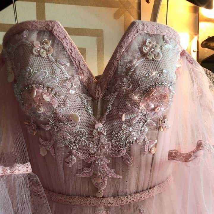 のインスタグラム：「Pink Morning @alexismabille #hautecouture #dazzling #embroidery #eveninggown #eveningdress #craftmanship #alamain #delicacy #pink #lightpink #alexismabillehautecouture  #alexismabille」