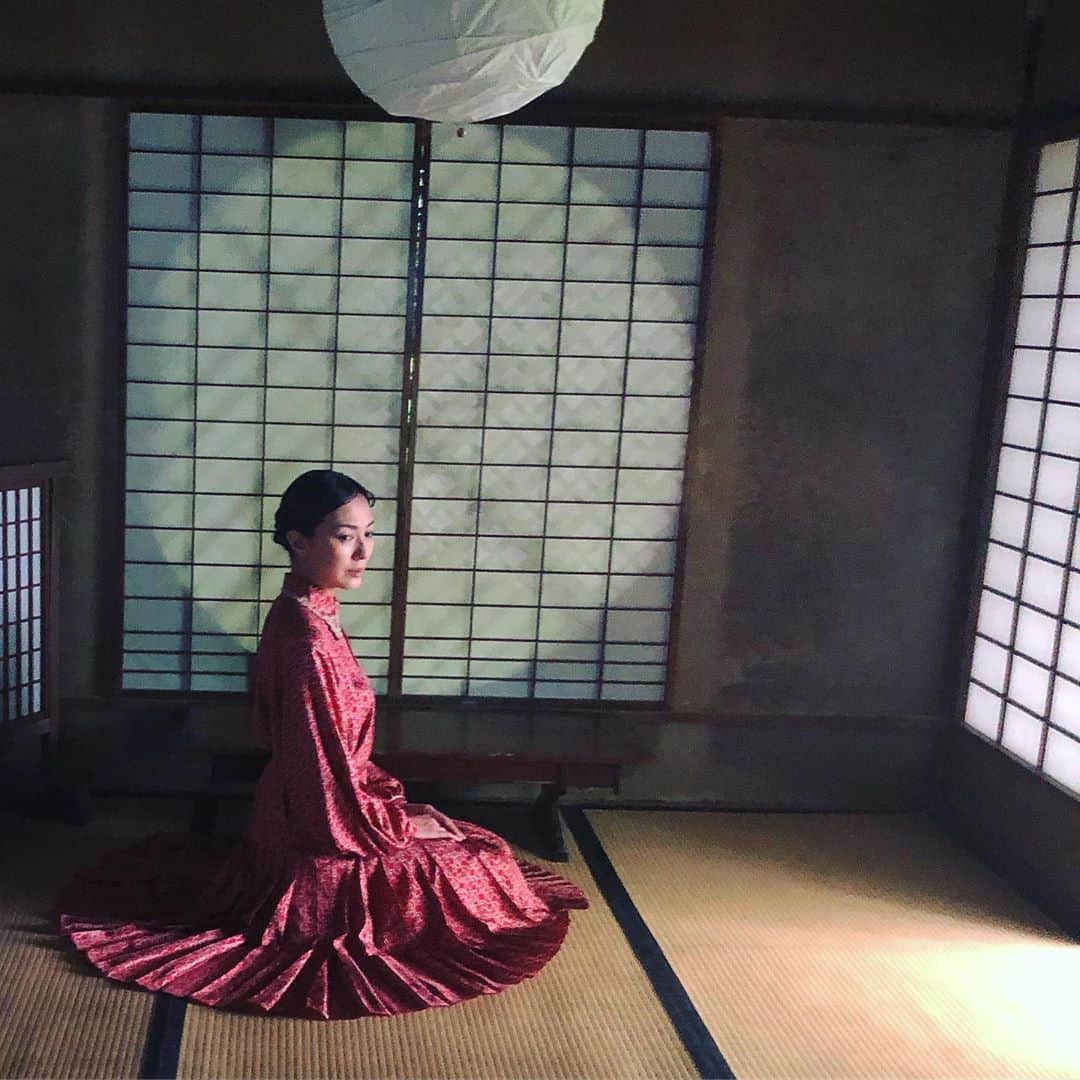板谷由夏 さんのインスタグラム写真 - (板谷由夏 Instagram)「京都にいます 雨水をたっぷり含んだ苔が 本当に美しくこちらまで潤います 雨の京都もまたいいです」7月11日 14時46分 - yukaitaya