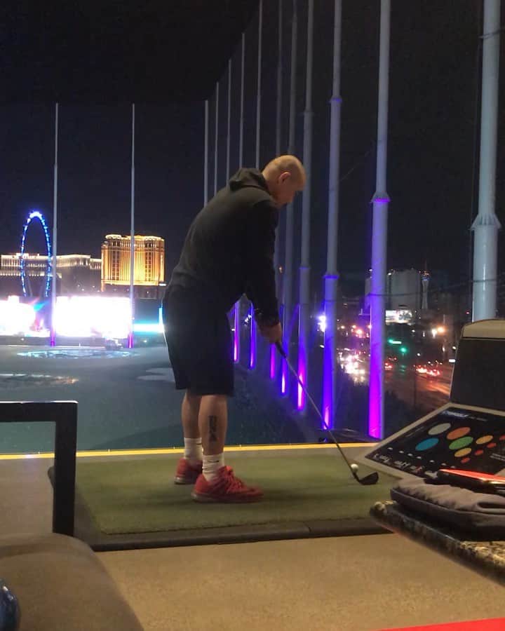 青木康平のインスタグラム：「ベガス最後の夜はTOP GOLFに来ました⛳️日本にも出来るみたい👍👍👍 今日は1日中勉強したから息抜きです🙇🙇🙇 #ベガス最終日#NBA#nbasummerleague#golf」