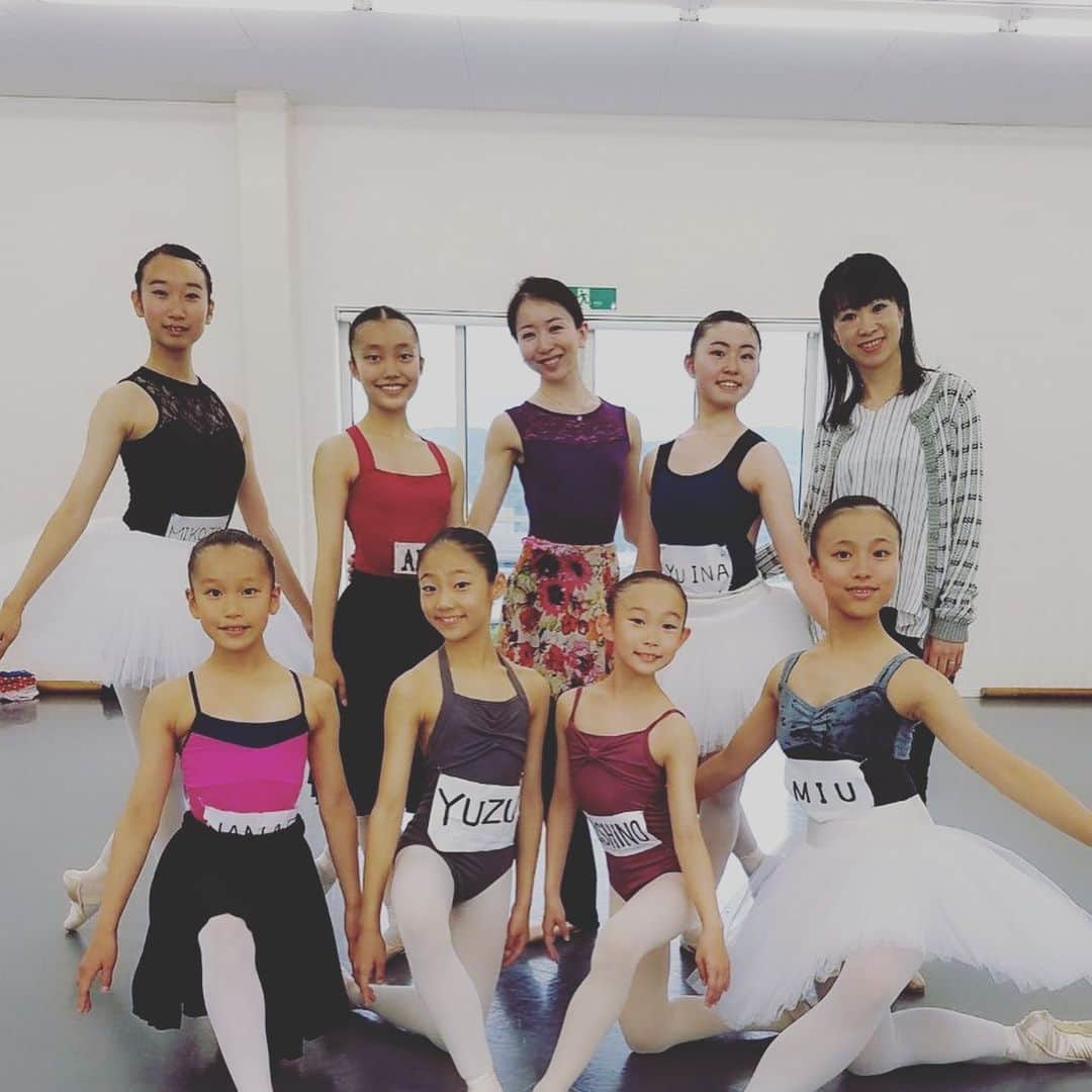 のインスタグラム：「From last week❤️ Two classes, 11 private coaching and changing location 4 times in one day😝 Long day, but it was very rewarding to see the students working hard💕  先週より❤️ 1日で4回移動して、2クラスと11人のプライベートコーチ😝 子供達が一生懸命頑張ってレッスンしている姿を見ると、とても嬉しいし私ももっと頑張れます💕  #karuizawa #絵美バレエスタジオ #ballet #ballerina #teacher #coaching #lesson #japan #japanese」
