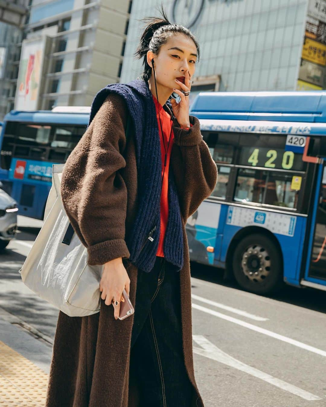 가로수길 , Seoulさんのインスタグラム写真 - (가로수길 , SeoulInstagram)「Seoul Street Fashion Style 📸📸 @jaylim1  서울패션위크에서 만난 사람들👋🏻👋🏻 . . #写真 #outfitideas #styleoftheday #ファッション #フォトグラファー #instafashion #파리 #東京 #서울패션위크 #sfw #오오티디 #nyc #koreafashion #패션그램 #womenswear #nyfw #데일리그램 #outfit #ootd #street #streetfashion #streetphoto #가로수길 #이태원 #사진 #스트릿패션 #모델 #wiwt #nyfw #pfw」7月11日 13時23分 - jaylim1