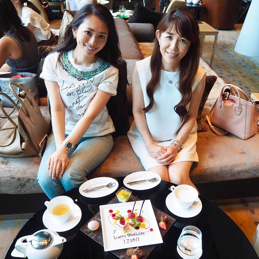 安岡あゆみさんのインスタグラム写真 - (安岡あゆみInstagram)「. Happy Birthday Mom👯‍♀️💓 . . #hbd #mom #afternoontea #oneyearago #theprincegallerytokyokioicho #ayumi_y_gourmet #お誕生日 #アフタヌーンティー #ザプリンスギャラリー東京紀尾井町 #お洋服はタグ付け🏷」7月11日 13時15分 - ayumi_yasuoka