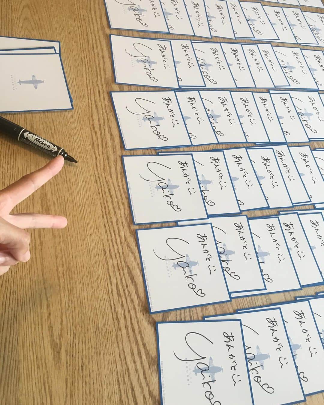 矢井田瞳さんのインスタグラム写真 - (矢井田瞳Instagram)「サイン書き。こころ込めてます。 あなたに届きますように…😆✨」7月11日 13時15分 - hitomi_yaida