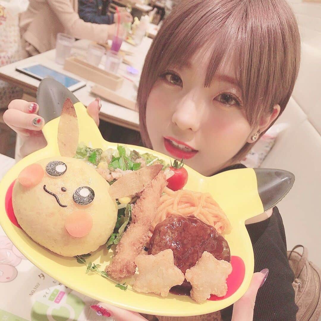 のインスタグラム：「. . ピカチュウ食べた ポケモンカフェ大人気だたよ  あ、マツエクしたよ @raviyeyeさん いつもありがとうございます🥰  #ポケモンカフェ#ピカチュウ#星のポテト小さい頃からめちゃ食べてた」