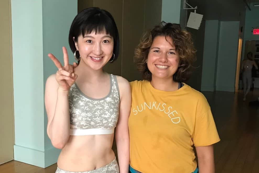 石村友見さんのインスタグラム写真 - (石村友見Instagram)「ヨガの資格を取得するだけなら、 日本でもできます。 手軽なヨガ留学の場所としては ハワイやバリなども有名です。 ・ そんな中、多くの生徒さんたちが、 日本から13時間以上もかけて ニューヨークにやってきます。 その理由は何かーー。 . . 「自分を変えたい」からです。 . . 生徒さんの中には、最愛の方を亡くして ふさぎ込んでいたものの、 「このままではいけない」と自分を鼓舞し、 新たなスタートを切るために やってきた人がいます。 ・ ある生徒さんは、家族の世話ばかりしていて、 気づけば「自分」を見失っていたため、 「これからは自分のために生きたい」 と思いたち、この地にやってきました。 . . ニューヨークは、 決して人に優しい街ではありません。 さまざまな人種が集まるこの街では、 自分の意思を伝えなければ 何も理解してもらえないし、 遠慮して譲っていたら一生自分の番は やってきません。 . ストリートは常に混雑し、 クラクションの音が鳴り響いています。 冬は極寒で、夏の日差しは日本の７倍の強さだと 言われています。 . . しかし、そんなハードな街・ニューヨークにも、 実は穏やかな一面があります。 ５番街のイルミネーションの中で手を繋ぐカップル。 セントラルパークで幸せそうに過ごすファミリー。 メトロポリタン美術館の前に座って アートについて語り合う学生たち。 夕焼けのブルックリン・ブリッジを仲睦まじく 散歩するご高齢の夫婦を見ると、 思わず涙が頰をつたいます。 . . ハードと、ソフトが混ざり合って、 ドラマチックな音を奏でる街。 それがニューヨークです。 いつもどこかに「緊張」を強いられながら、 ふとした時に人々や街の美しさに、心を奪われる。 . . そして何より、 「挑戦する者」を決してバカにしない「寛容さ」が、 この街にはあります。 . . 日本から留学にくる生徒さんの多くは、 ニューヨークにくる前に「恐怖」を 覚えるといいます。 どんな街だろう？ 治安は？  英語ができないけれど大丈夫かな？  この感覚は、おそらくハワイやバリに行く時には、 感じないものでしょう。 . . ニューヨークはそれだけ、 「恐怖」を与える場所なのかもしれません。 しかし、それこそが「Change」への第一歩なのだと、 私は考えています。 これまでの自分を「変える」。 これまでの自分から「抜け出す」。 その時に感じる「恐怖」こそが、 ニューヨークの地を踏む前に感じる「恐怖」です。 .  恐怖を感じながらニューヨークに来た生徒さんの多くは、卒業していざ帰国する日が来ると 「もっとニューヨークにいたい」 と口をそろえて言います。 わずか１か月の間に、自分の「殻」を破って、 新しい自分に生まれ変わったからです。 ハードな街に「挑戦」したことで、 「Change」をしたのです。 このプロセスを経験できることこそが、 ニューヨークに来る「たったひとつの理由」です。 . . 自分を変えるための「何か」を探している人は、 ニューヨークに来てください。 自分を変える「恐怖」に怯えている人は、 ニューヨークに来てください。 重かった心が、この地で、 やがて軽くなっていくことでしょう。 . . 「心に羽を。」 . . 私たちが、愛を持って、 そのお手伝いをいたします。 あなたのドラマチックなストーリーを ニューヨークで。 . Photo by @yuri__yoga . —————————— #ヨガ留学 #ニューヨークヨガ留学 #ニューヨーク #セントラルパーク #ヨガ #ヨガインストラクター #ヨガ講師 #centralpark #park #パークヨガ #海外 #オリエンテーション #初日 #トレーニング #講師 #資格取得 #training #yoga #yogagirl #nyc #newyork #happy」7月11日 13時22分 - tomomi.ishimura