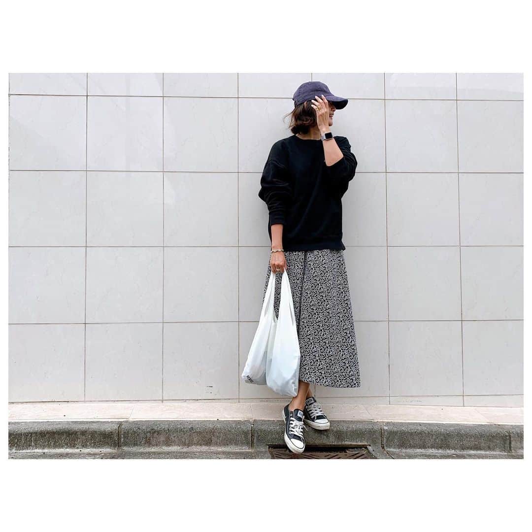 のインスタグラム：「7月なのに長袖スウェット着れちゃうなんて😵 花柄スカートの着まわし。 ざっくりサイズのトップスをインしないでゆるっと。 このスカート本当にシワになりにくいのもおススメポイントです☝️ #fashion #style #ootd #outfits #flowerprint #skirt #herfee #herfee2019aw」