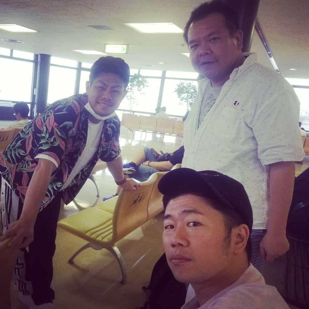 太田芳伸のインスタグラム：「飛行機遅れてますが 今から長崎県向かいまーす✈️✈️✈️」