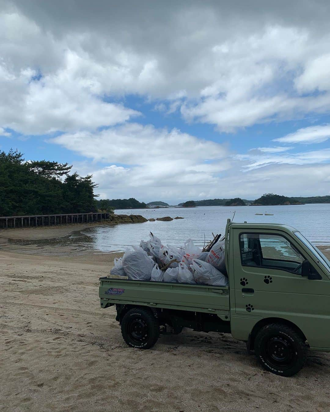 赤星拓さんのインスタグラム写真 - (赤星拓Instagram)「海岸清掃 最近はシーカヤックや、マリンスポーツを楽しみに来る観光客の方や市民の方も増えてきました。 貴重な市民の憩いの場を守る為にも、市民の皆様、行政や、関係各位の皆様のご協力が必要です。 湾状になったこの公園は近くの漂流ゴミが風と波でチリトリに入ってくる様に集まります。 大雨や台風の後は凄い量です。 しかし、逆に考えると集まるのでここを綺麗にすれば周りに流れなくてすみます。 この場所に集まるゴミを拾ったからって問題全て解決する訳ではないです。 しかし、誰かが行動しないと、またゴミ溜まりに逆戻りです。 私達は今後も清掃活動を続けます！ 関係各位の皆様。 何卒ご尽力のほど、よろしくお願い申し上げます。 #漂流ゴミ #環境保全 #環境美化 #環境省 #森里川海  #上天草市 #松島海水浴場 #kami_ama  #海を守ろう #ベストアメニティ」7月11日 13時43分 - akahoshi.taku_1