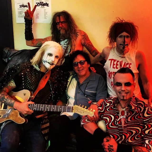 ロブ・ゾンビのインスタグラム：「Backstage in Allentown with our pal Peter Criss. Always a blast chatting with the Cat. #petercriss #kiss #twinsofeviltour #robzombie #johnfive #gingerfish #piggyd #allentown」