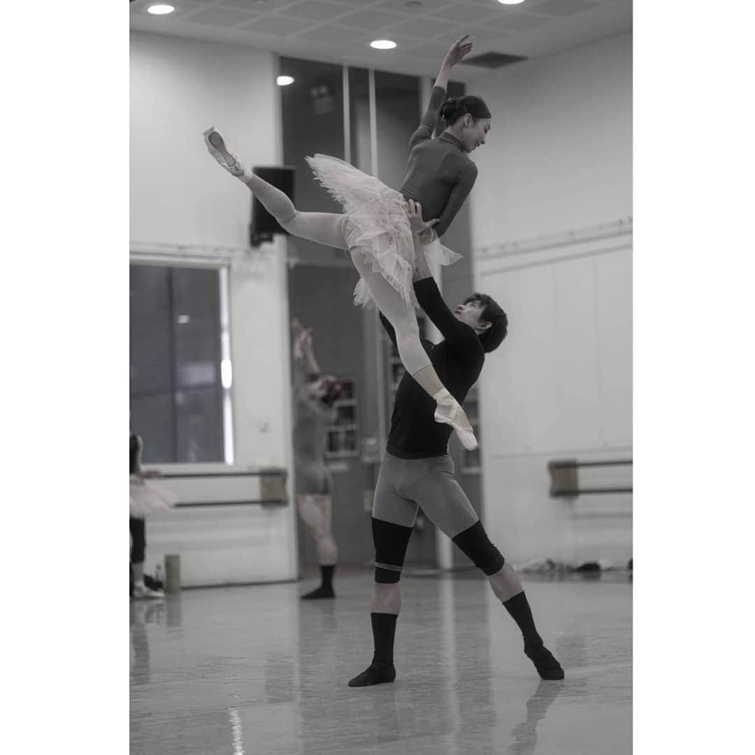峯岸伽奈のインスタグラム：「. . .  Black Swan  done first rehearsal on the stage last night. 1 more day until opening 2nd weekend! 📷@takechi_08  #singaporedancetheatre #buts2019 #balletunderthestars #blackswan #swanlake #バレエ　#バレリーナ @singaporedancetheatre」