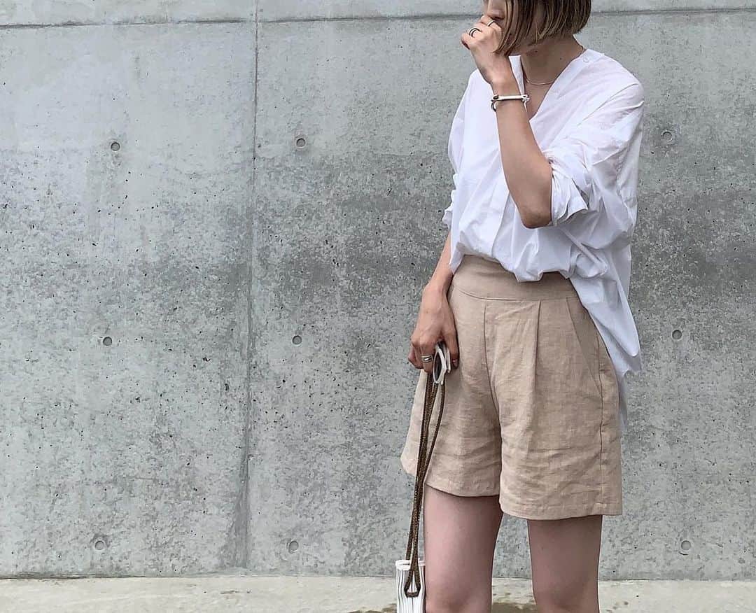 Mie Kawanoのインスタグラム：「暑すぎて半パン履いてみました𓂃𓂂 膝に年齢が出がでとる 笑 パンツ @dholic_official  ____________________________________ #dholic #dholicsnap #enfold #coordinate #code #fumikauchida #mamacode #コーデ #コーディネート #ママコーデ #instagpod #instafashion」
