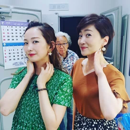 池尻和佳子さんのインスタグラム写真 - (池尻和佳子Instagram)「皆～、健康第一よ～‼️‼️ 首を痛めているはずの真亜子ちゃん🤗  元気でなにより。 今日感テレビにご出演です😌  後ろにいるカメラマンも右腕を負傷中～😢 みんな、元気出して行こう🎵  このあとニュース担当です🍀  #健康 #第一#rkb #今日感テレビ #ニュース #中上真亜子ちゃん #カメラマン#鶴さん #負傷 中#元気 #一番」7月11日 13時55分 - wakako_ikejiri_rkb