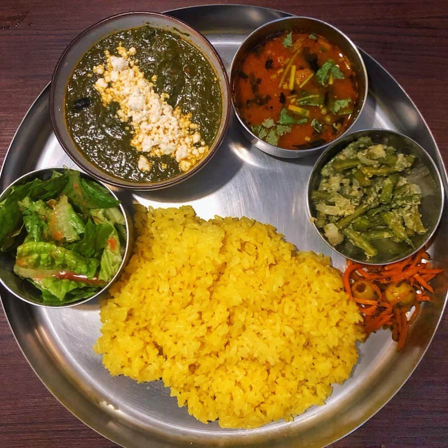 小鳥遊しほのインスタグラム：「カレー最高。閉店していた老舗インド料理店、新宿ボンベイさんが代々木で復活してると聞いて、こうじくん( @kojiyamada )と打ち合わせがてら行ってきました。 . . うまい。 うまいときはその一言に限る。 . . これはベジタブルセットで「サグパニール(ほうれん草とカッテージチーズのカレー)、ラッサム、アチャール、いんげんの何か、サラダ、ライス」¥1,300 . . ごめん、あとビールも飲んだ🤫🍺 ごちそうさまでした。 . . #curry #shinjuku #indianfood #カレー #ボンベイ #新宿ボンベイ #カレーライス #インド料理」