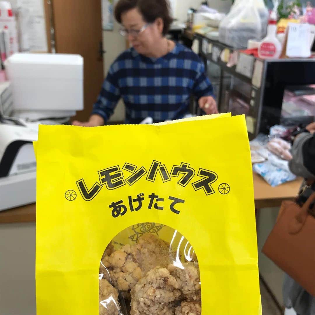 小谷あゆみのインスタグラム：「#レモンハウス #四国中央市 行ってきましたー‼️ 揚げたて立田揚げ！ 手づくりハム！ #伊予さんぽーく  養豚場直営！手づくりおかずのお店 11時の開店と同時にお客さん次から次へと大繁盛〜〜‼️ 生産者のつくる素材を生かしたコロッケ、シュウマイ、おかずと豚肉！ #美宝卵 の自販機もあり卵と豚肉がそろいます‼️畜産女子の仲良し連携〜！ こんなお店のあるご近所さんはしあわせですねーー^_^ #愛媛畜産女子 #愛媛ネット」