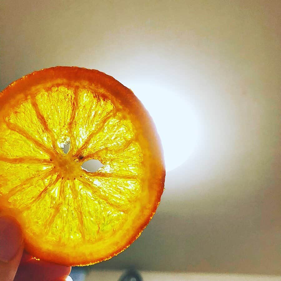 井尻晏菜さんのインスタグラム写真 - (井尻晏菜Instagram)「オレンジコンフィ🍊🧡﻿﻿ ﻿﻿ コンフィはオレンジだけじゃなく﻿、みかんでもグレープフルーツでもOKです！﻿﻿ ﻿﻿ ﻿﻿ 時間掛かるけど、﻿﻿ 美味しいから是非作ってみてね〜🖤🧡﻿﻿ ﻿﻿ ﻿﻿ ：﻿﻿ ：﻿﻿ ：﻿﻿ ﻿﻿ ⭐︎作り方⭐︎ ﻿﻿ ﻿﻿ ≡≡≡≡≡≡≡≡≡≡≡≡﻿﻿ オレンジ：１個﻿﻿ 砂糖：１００グラム﻿﻿ 水：100ml﻿ ≡≡≡≡≡≡≡≡≡≡≡≡﻿﻿ ﻿﻿ ﻿﻿ ﻿﻿ ﻿﻿ ①オレンジを洗剤﻿﻿ もしくは重曹でよく洗う。﻿﻿ (丁寧に農薬を洗い流してね)﻿﻿ ﻿﻿ ﻿﻿ ②５㎜幅に輪切りにして﻿﻿ 小さなお鍋、またはフライパンに100ｇの砂糖と水と一緒に入れる。﻿﻿ ﻿ ﻿﻿ ﻿﻿ ③最初は中火で煮て﻿﻿ 少しフツフツしてきたら、﻿﻿ すぐに弱火にして落し蓋を入れる﻿。﻿ ﻿﻿ ﻿﻿ ④弱火で３０分⇨冷ます⇨裏返して弱火でまた３０分程﻿ (白い部分が半透明になってきたら頃合い)﻿﻿ ﻿﻿ ﻿﻿ ﻿﻿ ⑤網やザルの上に並べて﻿﻿ 1時間ほど乾燥させます。﻿﻿ (⚠️重ねて置かないでね！！)﻿﻿ ﻿﻿ ﻿﻿ ⑥１００度に予熱した﻿ オーブンで３０分焼きます。﻿﻿ また裏返してさらに３０分﻿﻿ ﻿﻿ ﻿﻿ ﻿﻿ ⑦網やザルの上に一晩寝かせる。﻿﻿ ﻿﻿ ﻿﻿ ﻿﻿ ベタついたり湿ってなければ成功です！！﻿ ﻿ 水分量の多いものだと、﻿ 完璧に乾くまで数日かかります！余裕持って作ってみてね〜！﻿ ﻿ ﻿ 因みに煮詰める作業を﻿ 数日に分けてすると透明感も増しとても綺麗な仕上がりになります✨﻿ ﻿ ﻿ ﻿﻿ #オレンジコンフィ#お菓子作り#言うても初心者#念のため他のレシピとか見てみてね」7月11日 14時14分 - ijirianna0120