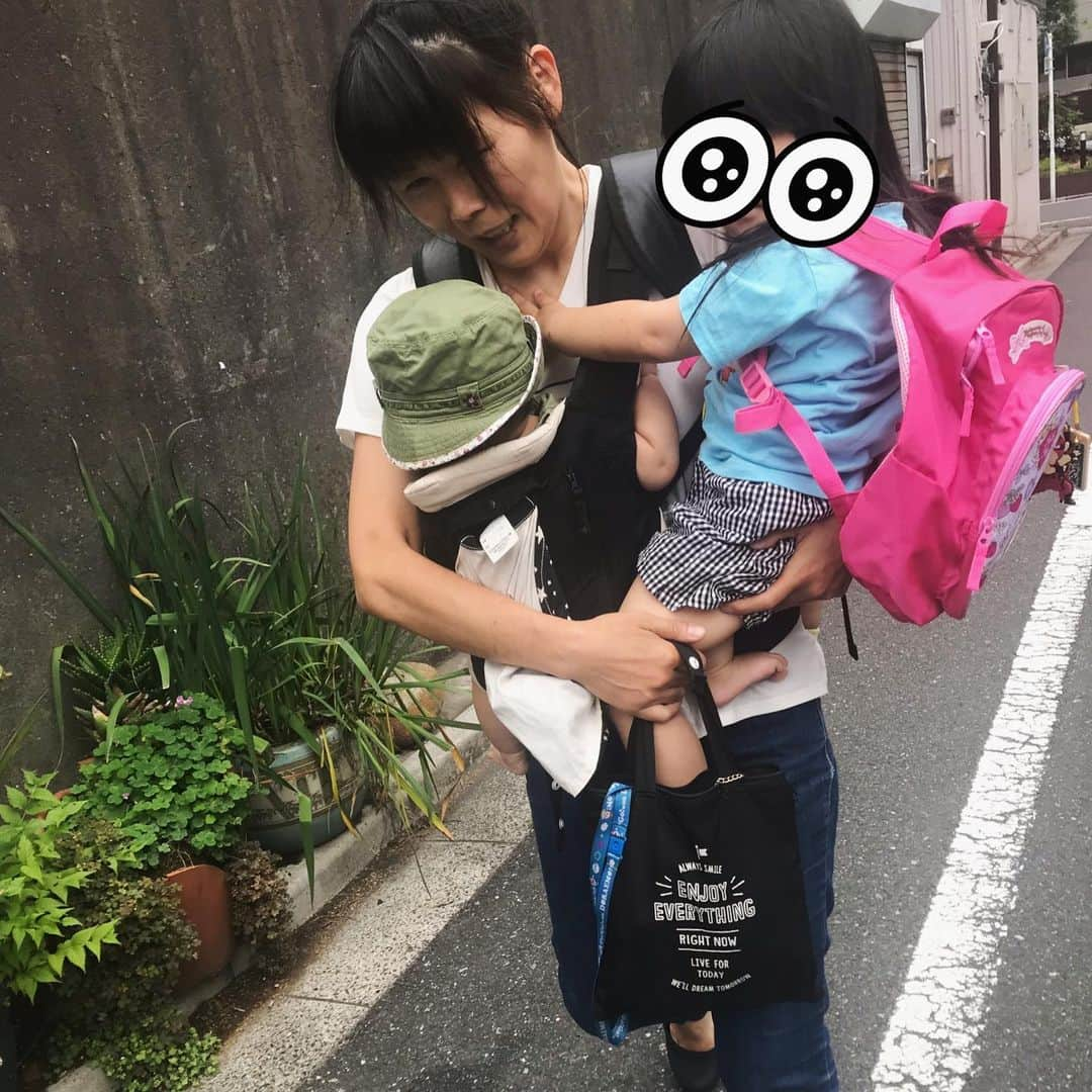 愛川ゆず季さんのインスタグラム写真 - (愛川ゆず季Instagram)「こんにちは。 抱っこしての主張ができるようになりました。 抱っこ！抱っこ！抱っこ！抱っこーー！！ 抱っことおっぱい大好きっこ😂💕そろそろ断乳だ🤔 .  先日 . 浅草会で脇澤さん風香さん親子と 会えました^ ^ 脇澤さんの2人めの姫と ちゅんたくん坊っちゃんは同学年です。 . 抱っこ紐と抱っこで2人抱えて 一kmは以上歩いていたわっきー😂 すごい！さすが元プロレスラー！ 背中にはリュック背負ってます😂 2人いるとこうなるの😳🤣💕 . いただいたお洋服で 双子コーデ！可愛いですね！ . とにかくわちゃわちゃ .  わちゃわちゃこども達に癒されました♡ 浅草はほおづき市で賑わっていましたよ。 ありがとうございました♡ . #浅草 #平成30年ベビー」7月11日 14時24分 - aikawa_yuzuki