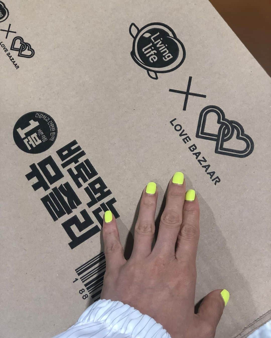 アン・ソニョンさんのインスタグラム写真 - (アン・ソニョンInstagram)「끼악💚💚💚💚💚 나왔어요!!! . . . #바로먹는뮤즐리💚 Muesli란, 통곡물을 최소한의 가공 (튀기거나 설탕 넣거나 하지 않은) 상태로 바로 먹는것을 말해요. . . 흔히 드시는 옥수수시리얼후레이크 요런건 말그대로 옥수수 눌러 설탕바른거, 흔히들 건강다이어트식품이라고 많이들 드시는 #그래놀라 또한 뮤즐리상태에서 꿀이나설탕등 당분으로 뭉쳐놓은 형태라, 달고 칼로리가 높다는 단점이 있어요. . . . 마트에 파는 뮤즐리 들도, 건강 뮤즐리를 표방하고 있지만, “맛”즉 taste 를 높이기 위해 당,염분, 첨가물이 들어간게 거의 대부분이예요. . . . #그래서제가맹글었어요🙋🏻‍♀️ . . . 아무런 당도 인공첨가물도 방부제도 일체 넣지않은!!!! 순도100%뮤즐리!!!!!! 그냥 시골서 할미가 농사지은 콩이나 현미 기름없이 가마솥에 살짝쪘다가 고소하라고 팬에 한번볶은것같은  #곡물그대로의맛과영양 💛 #cleanlabel #baro_muesli . . . 당연히 아기부터 엄마 아빠 할미할비 다같이 맘편히 드세요🤗 요거트 토핑처럼 뿌려먹어도, 씨리얼처럼 우유에 말아먹어도, 그냥 뻥튀기 콩마냥 입심심할때  집어먹어도 맛나요. . . . 아 #레이핏 #헬씨쉐이크 랑 같이묵음 완전찰떡💛 한포당 30g 에 스푼이 내장되어있어 뜯어서 바로 먹음되니까 아이들도시락가방에도, 야근하는 남편가방에도 살포시 넣어주세요.  한포당 단백질만 7g이상. 즉 20%넘는 단백질도 챙기고, 곡물자체의 영양까지 다 챙겨드세요. . . . #30포한세트구성 이구요,  주문창은 낼부터 오픈!! 상세제품문의👉 @lovebazaar_online  더 궁금한 사항은 카톡창에서 @러브바자_온라인 찾아서 톡주시면됩니다💛 . . . #착한소비 #착한기부 #온라인러브바자」7月11日 14時18分 - anney_an_love