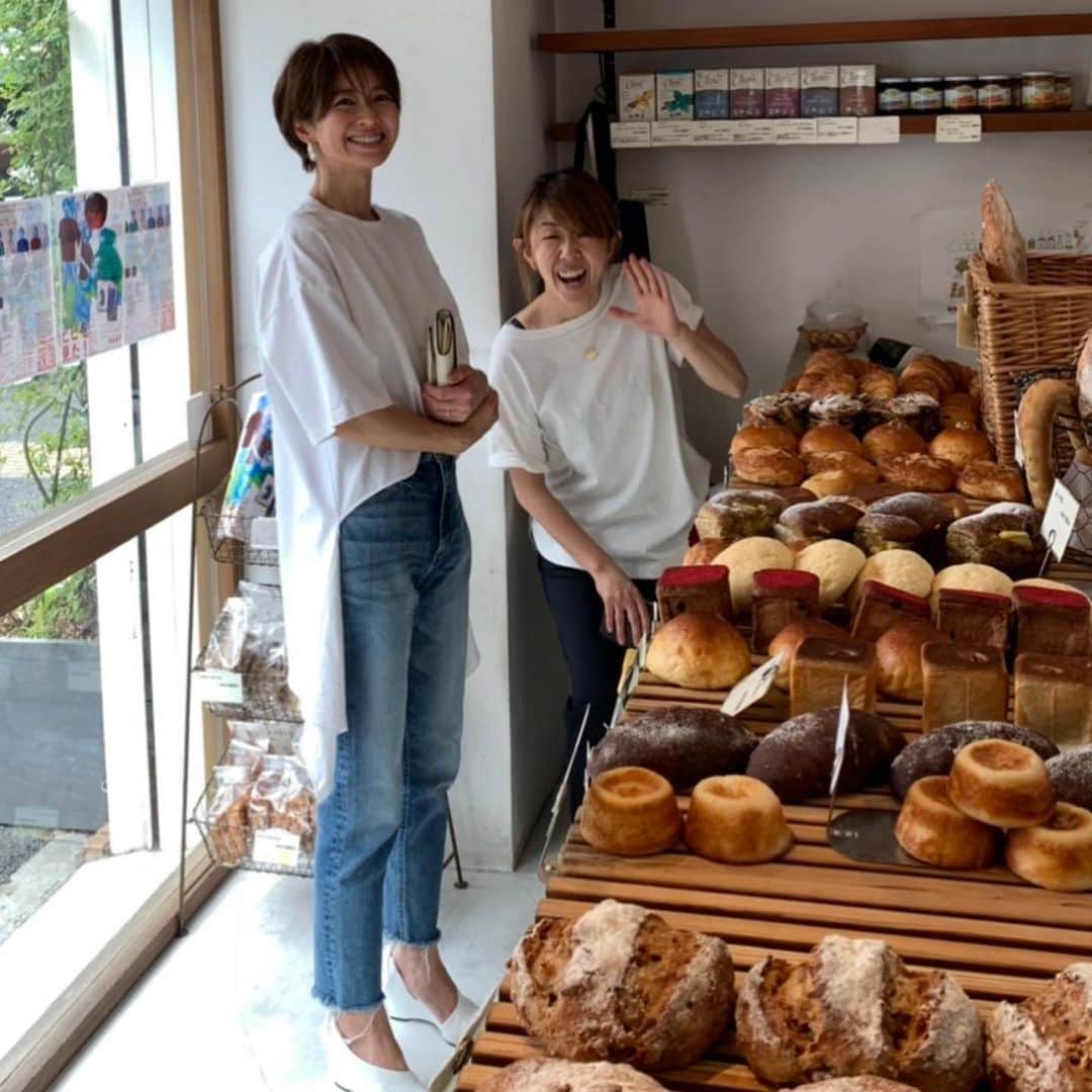 畑野ひろ子のインスタグラム：「@story_love40 の撮影終わりに、ロケ場所だった中目黒のパン屋さんgentilleにて。 @naosuke0807 さんとの白Tコンビを @ke___ke______ が撮ってくれた😆」