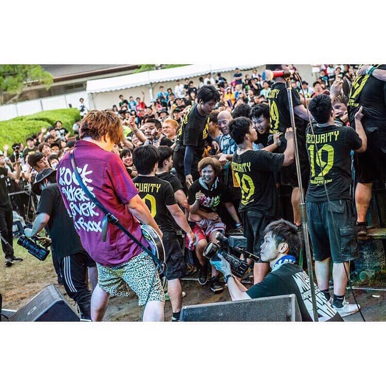 のインスタグラム：「. 2019.07.06 "京都大作戦2019 〜倍返しです！ 喰らいな祭〜" 大作戦3日目 雨予報を覆し、時おり陽が射す中、 牛若ノ舞台のラスト 10-FEETへと繋ぐ大役をやらさせてもらいました。  メンバーと、言葉で伝えたいことは最低限にして、とにかく想いたっぷりに曲をたたみ掛けようと話し合ってステージに上がった。 そしてみんなが見せてくれた圧巻の景色に言葉に出来ない感動をもらいました。  Place in the sunを演奏中に背中をツンツンされ、 何だ！と思えばもう出番直前のTAKUMAサンでした。 信じられん！w なんとなくフラッとあの丘を越えてこっちに来れるわけがない。 たくさんの人を納得させて来たに違いない。これこそがバンドマン。バンド主催のフェス！泣きそうになりました笑。  あの場所で、人生を笑えタオル が無数に翻る光景は忘れられないな。 もっと加速して夢を描くための原動力になりまくります。  みんなのライブを見てもそう。 みんな本当に凄まじかった。 感動の連続！  ライブ以外のところもそう。 立ち振る舞いや、立ち回り方、勉強になった。 長いこと活動してきたし、大作戦だって今回で３回目。でもまだまだ味わわないと分からないことだらけだと思った。 もっとこういう経験をして緊張感のある場数を踏みまくりたいと思った。  10-FEET、京都大作戦に心からリスペクト。進化し続けてることにも驚きと感動。  だからこそライブハウスを根城にするバンドである以上、 もっともっと精進して、さらに相応しい存在になって帰ってきたいと強く思うんです。  #京都大作戦 #京都大作戦2019 #10feet #hotsquall #ホスコ  photo by @manaty49」