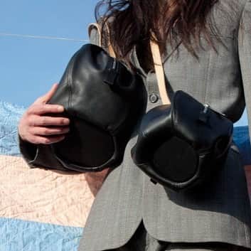 ロサモサさんのインスタグラム写真 - (ロサモサInstagram)「double trouble. helmet bags in a variety of sizes ~ @yasminahaddad  @rike_hemedinger_  @jisocial ~ #helmetbag #ballbag #softbag #blackbag #blackleather #accessories #accessoires #rosamosa #austrianfashion #austrianfashionblogger」7月11日 14時36分 - rosamosavienna