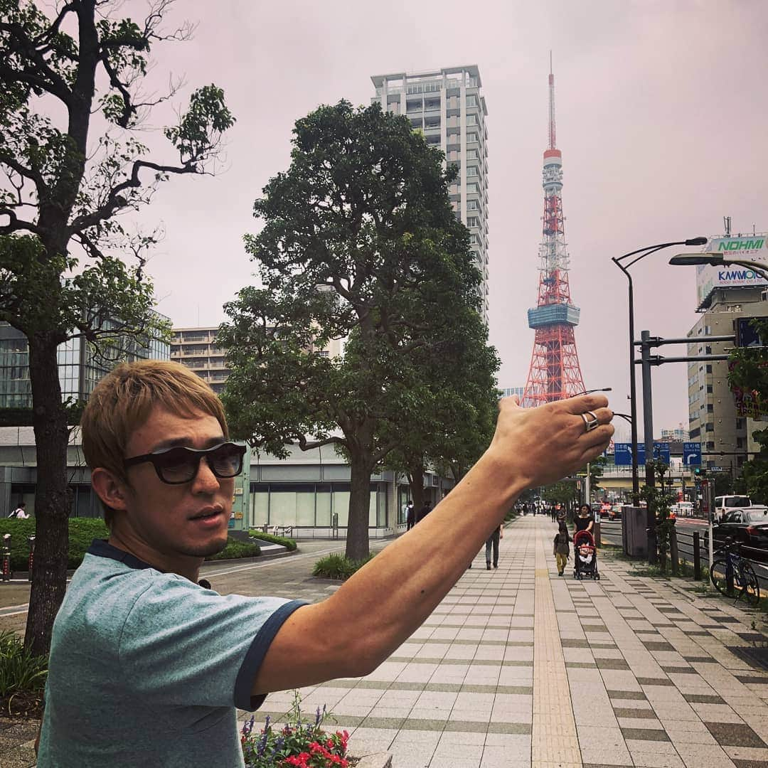 ファンキー加藤さんのインスタグラム写真 - (ファンキー加藤Instagram)「#東京タワー #乾杯 #tokyotower #cheers #東京 #シンボル #赤 #大好き #レトロ #ファンキー加藤 #カトスタグラム」7月11日 14時38分 - funkykato_funkykato_funkykato