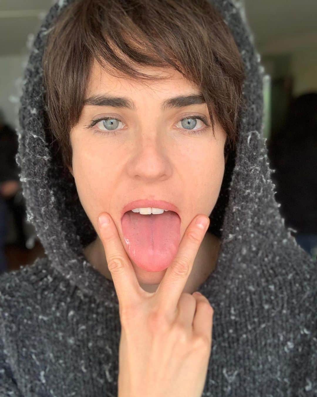 カーラ・ソウザのインスタグラム：「Estoy tan horrorizada por la sección de comentarios de mi publicación pasada y por la cantidad de personas que han atacado a una mujer inocente por hacer una mueca. Quiero aclarar algunas cosas: (1) mi compañera de reparto Paulina es una amiga y un ser humano muy especial. Es espantoso que le estén avergonzando por una publicación inofensiva y divertida. (2) no hay nada que una mujer pueda ponerse ... ninguna cara o pose que pueda hacer ... que provoque o justifique la violencia sexual contra ella. Punto final. . Así que estoy aquí para ser solidaria contra el escrutinio sexista y aquellos que quisieran controlar nuestros cuerpos y como nos expresamos con ellos. El valor y la autonomía de una mujer no se puede disminuir por lo que hagamos, hablemos, o como nos vistemos. #todassomospaulina. ••• I’m so appalled at the comments section of my most recent post and how many people have attacked an innocent woman for making a face. I want to make a few things clear: (1) my castmate Pau is an incredible friend and human being. It’s appalling that she is being slut-shamed for a harmless, fun post. (2) there is nothing a woman can wear... no face or pose she could make... that would provoke or justify sexual violence against her. End of story. . So I am here to stand in solidarity against the sexist scrutiny and those that would like to control our bodies. A woman’s worth and autonomy are not diminished by anything that we do, say, or wear.」