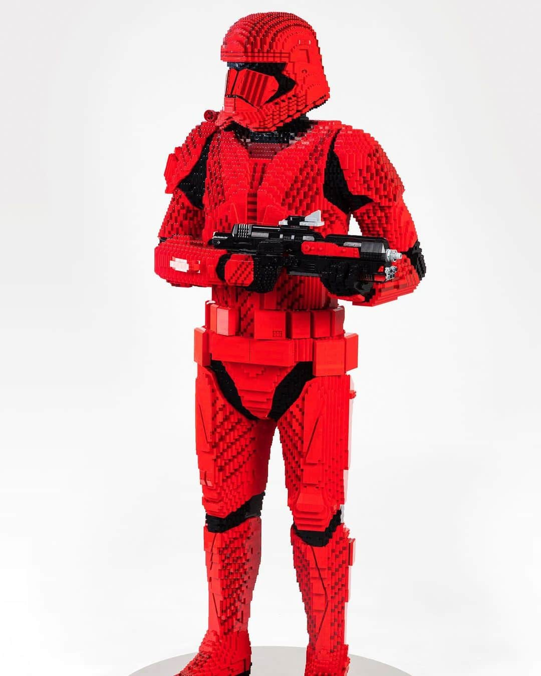 LEGOさんのインスタグラム写真 - (LEGOInstagram)「We’re thrilled to unleash this life-size @StarWars Sith trooper at #SDCC2019 #LEGOStarWars #LEGOSDCC #SDCC」7月11日 5時48分 - lego