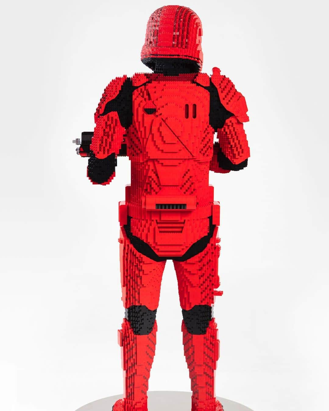 LEGOさんのインスタグラム写真 - (LEGOInstagram)「We’re thrilled to unleash this life-size @StarWars Sith trooper at #SDCC2019 #LEGOStarWars #LEGOSDCC #SDCC」7月11日 5時48分 - lego