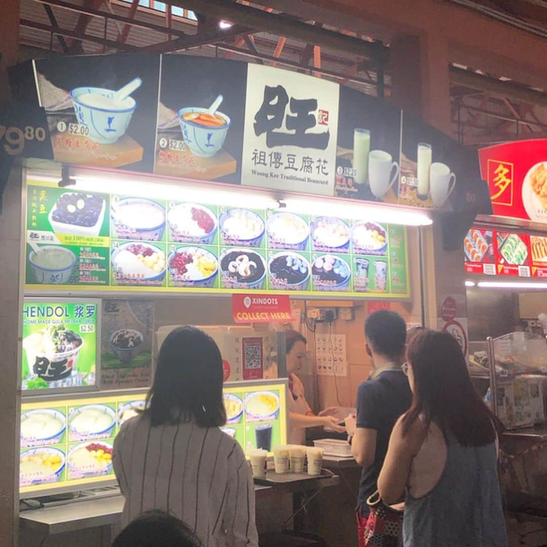 岡田育さんのインスタグラム写真 - (岡田育Instagram)「Eat at hawkers and die. Maxwell Hawker Food Center (part 1). . . わんこ鶏飯、食べ比べ。 . . #maxwellfoodcentre #hawkers #sghawkerfood #singapore #hainanchickenrice #duck #sweetandsoursoup #海南雞飯 #酸辣湯 #豆腐花 #仙草 #鴨 #streetfood #streetfoodsingapore #マックスウェルフードセンター #シンガポール」7月11日 5時43分 - okadaic