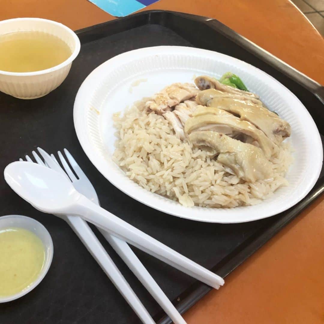 岡田育さんのインスタグラム写真 - (岡田育Instagram)「Eat at hawkers and die. Maxwell Hawker Food Center (part 2). . . 同じに見える？ いや全然違う味なのよこれが！ まさに沼。マックスウェルだけで三つ食べた。 . . #maxwellfoodcentre #hawkers #sghawkerfood #singapore #hainanchickenrice #fishball #muslimfood #miegoreng #海南雞飯 #魚丸雲呑 #蠣蛋 #ミーゴレン #streetfood #streetfoodsingapore #マックスウェルフードセンター #シンガポール」7月11日 5時53分 - okadaic
