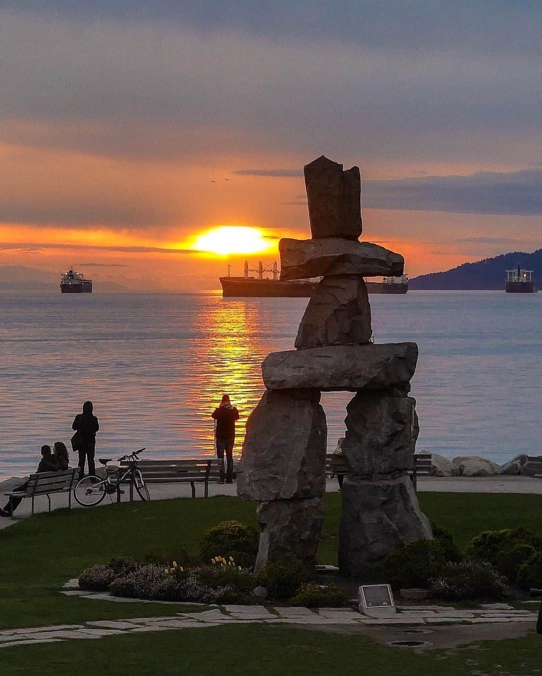 バンクーバー観光局- Tourism Vancouverさんのインスタグラム写真 - (バンクーバー観光局- Tourism VancouverInstagram)「バンクーバー旅行の際に一度は目にするであろう人型の石の構造物、イヌクシュク。古くは道しるべとして利用されていたといわれていて、2010年冬季オリンピック公式エンブレムのデザイン元にもなっています。⁠ 📷 : @sjseto(Instagram)⁠ .⁠ .⁠ .⁠ #カナダ #バンクーバー #Vancouver #旅 #旅行 #女子旅 #旅好き #一人旅 #海外旅行 #トラベル #旅女子 #旅行好きな人と繋がりたい #旅好きな人と繋がりたい #旅行好き #旅行大好き #旅行行きたい #旅に出たい #海外 #旅の記録 #旅の思い出 #旅行記 #旅したくなるフォト #マイトリップ #マイトリ #retrip_global #風景 #世界一周 #ダレカニミセタイケシキ #イヌクシュク #夕陽⁠」7月11日 6時00分 - vancouvertabi
