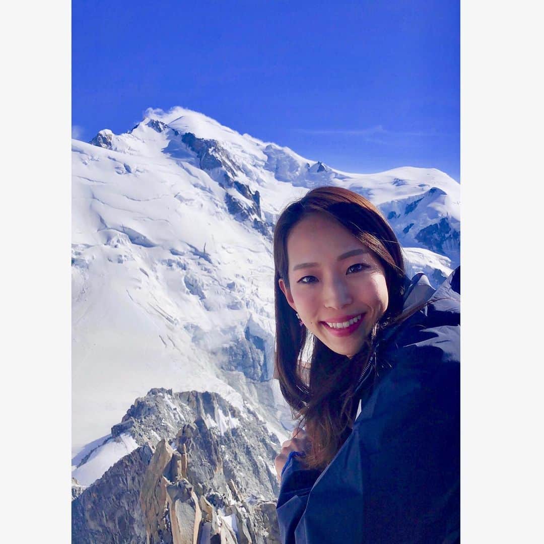 野口啓代のインスタグラム：「Mont-Blanc🏔☀️ 何回もシャモニーに来てるけど、はじめて山頂まで登って天気も良くて眺め最高だったー‼︎🚡✨標高3842mは酸素薄かったし寒かった😇❄️* * 意識高め系女子なのでユニフォームでMont-Blanc満喫してきたよっ😜🎽🇯🇵シャモニーに来たらロープウェイに乗るべし🚡☁️」
