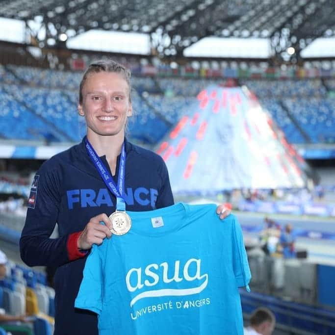 Amandine BROSSIERさんのインスタグラム写真 - (Amandine BROSSIERInstagram)「MAGNIFIQUE 🤩 La saison est enfin lancée!! 🔥 Cette médaille et ce chrono aux universiades me font d'autant plus plaisir qu'ils viennent couronner 6 années passées à la fac. Je tiens à remercier toutes les personnes qui m'ont permis d'en arriver là aujourd'hui et particulièrement mon coach + @sullivanbreton!! @napoli2019 @ffsu_sportuniversitaire  #universiades #napoli2019 #italy #run #400meters #solong #socool #soproud #bronzemedal #university #runninggirl #fitgirl #teamfrance #ffsu」7月11日 6時21分 - amandine.brossier