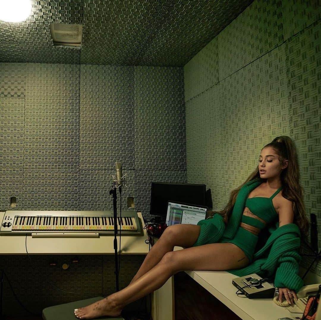 ASCAPさんのインスタグラム写真 - (ASCAPInstagram)「“I’m incredibly impulsive & passionate & emotional & just reckless. The music is very personal & very real.” @arianagrande at her makeshift studio at her childhood home in Boca Raton Florida 📸 by #annieleibovitz for @voguemagazine」7月11日 6時22分 - ascap