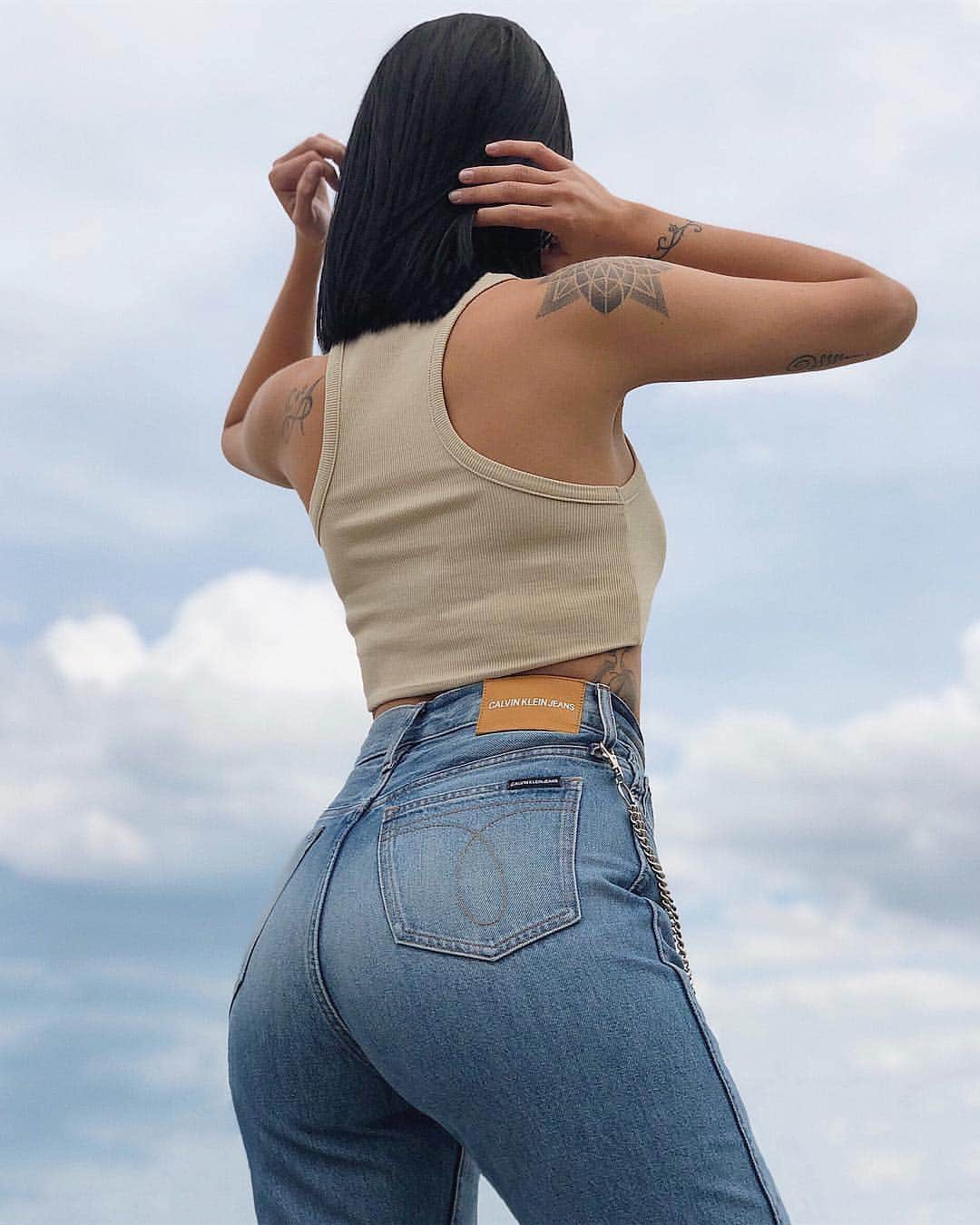 Calvin Kleinさんのインスタグラム写真 - (Calvin KleinInstagram)「Head in the clouds ☁️ ⠀⠀⠀⠀⠀⠀⠀⠀ @asiamazz styles our skinny mid-rise sunflower blue #jeans. How do you wear yours? 📸: @frenk89_3.0 ⠀⠀⠀⠀⠀⠀⠀⠀ Tap 🔝to shop #MYCALVINS」7月11日 6時31分 - calvinklein