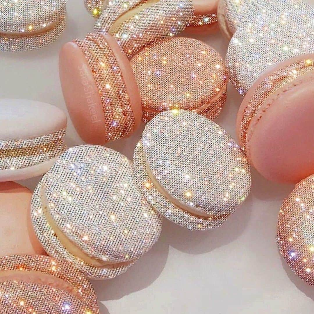 Cosmopolitanさんのインスタグラム写真 - (CosmopolitanInstagram)「Tag someone who would literally lose their mind if sparkly macarons existed 👅 #rg @sarashakeel」7月11日 6時47分 - cosmopolitan