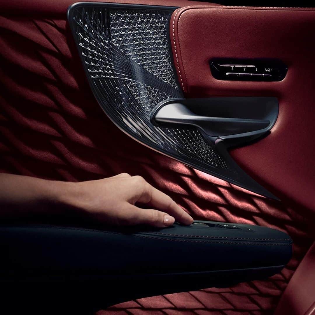 Lexus USAのインスタグラム：「Hand-folded pleated fabric. Artisan Kiriko glass. And lighting inspired by Japanese Andon lanterns. Experience the crafted details of the #LexusLS. #ExperienceAmazing」