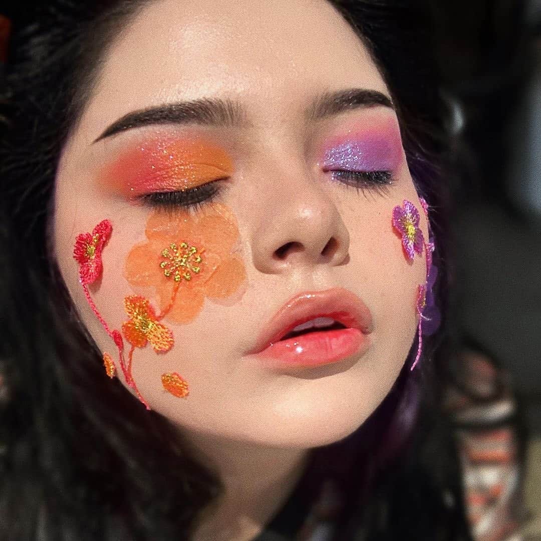 Milk Makeupさんのインスタグラム写真 - (Milk MakeupInstagram)「How to lay in a flower field without leaving the apt 🌸😌 - #regram @contrashelby in #blurfoundation + #kushmascara」7月11日 6時47分 - milkmakeup