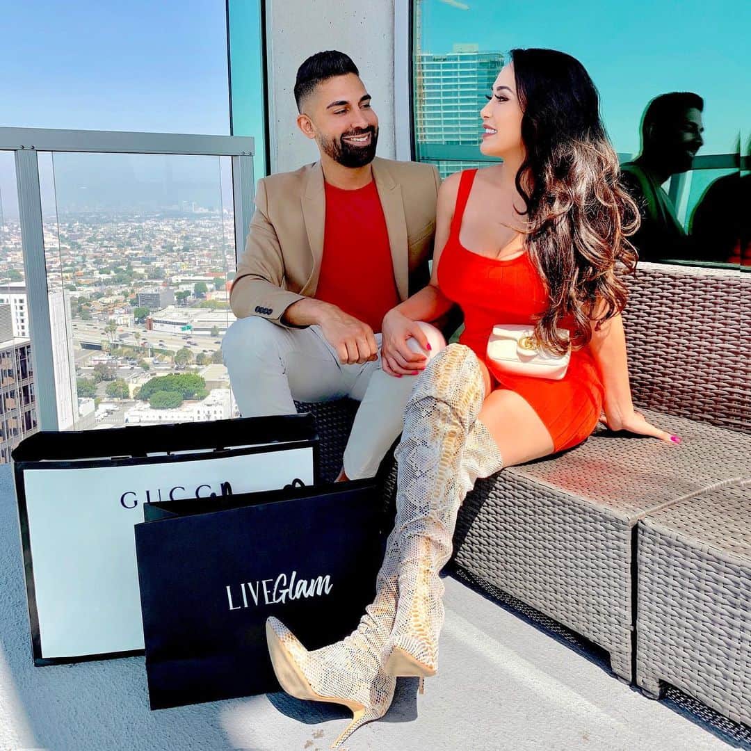 のインスタグラム：「It’s GIVEAWAY time 😱👜🖌🎨💄 @dhar.mann & I appreciate all the love and support you have been showing @liveglam.co and us, so we decided to giveback! We are giving away a Gucci bag 💼 & a year supply of our ka-ute products (brushes, lippies, and palettes)! Head over to @liveglam.co to find out how to enter 😻」
