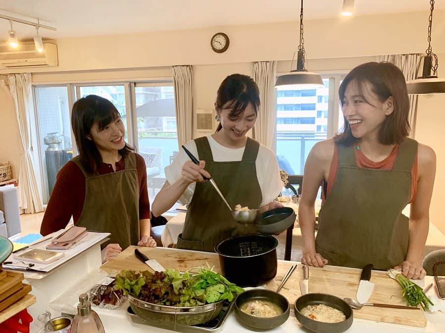 紺野ゆりさんのインスタグラム写真 - (紺野ゆりInstagram)「🍳 またまたお料理教室💛 今回はライターのゆかりさん☆ * メニュー ・豚肉ときのこのクリーム煮 ・ささみの春巻きスティック ・炊飯器で作る参鶏湯 ・茹でるだけ！ポッサム ・パイ生地シートいらずのキッシュ ・豆苗ナムル ・季節野菜のマリネ ・セロリと紫玉ねぎのツナマヨサラダ ・コーン缶でつくる中華風コーンスープ  こんなにつくったのに 全部で1時間で作れましたよ👏👏👏 簡単で美味しいの最高♡ ささみの春巻きスティックは、子供たちにも大人気でした😍💛 *  ありさちゃんは初めましてだったんだけど、 すっごく話しやすくて顔ちっちゃくて可愛かった〜💓 * * #川口ゆかりのごはん日記 #料理教室#cooking#時短料理」7月11日 7時00分 - yuri_konno_official