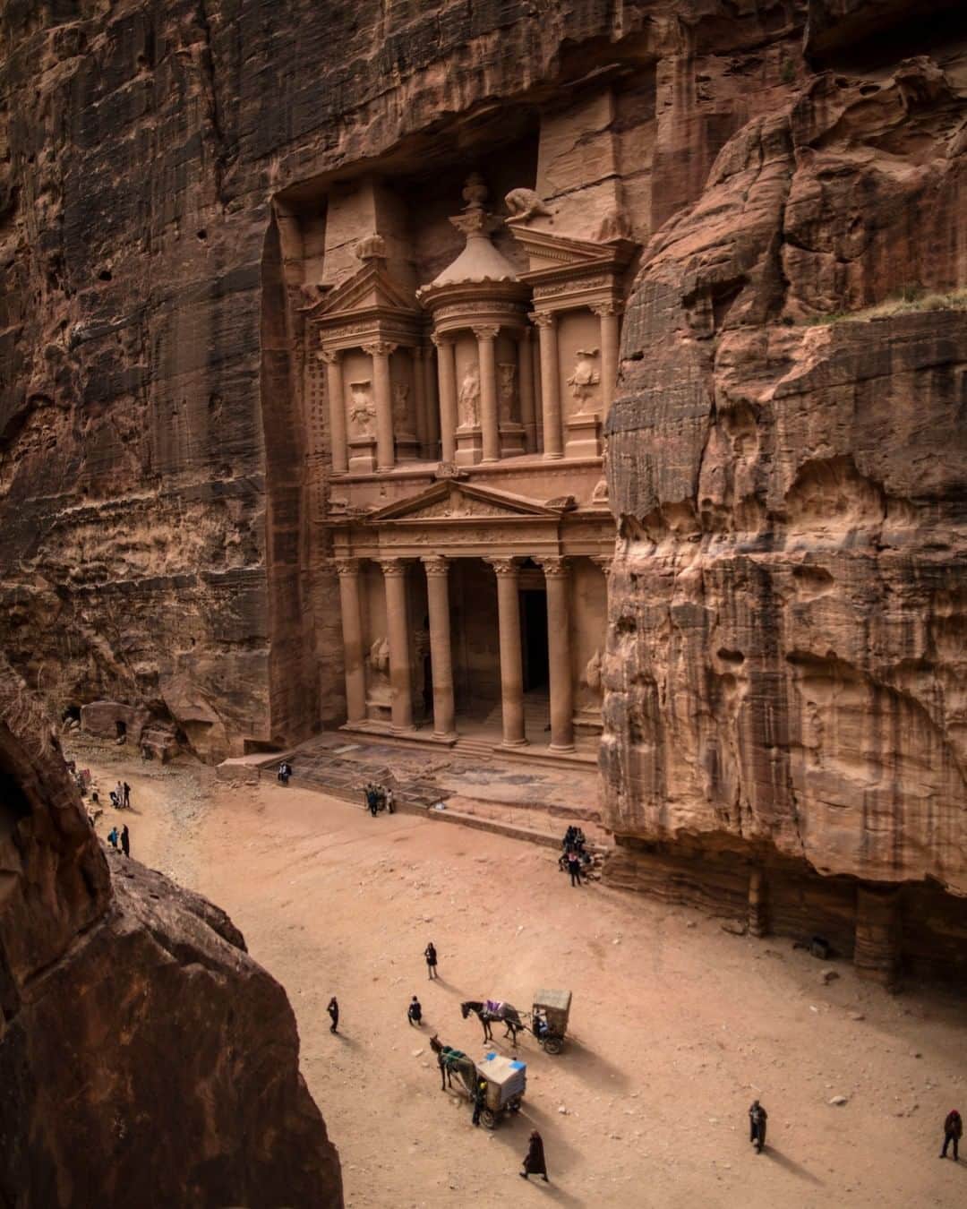 National Geographic Travelさんのインスタグラム写真 - (National Geographic TravelInstagram)「Photo by Muhammed Muheisen @mmuheisen | Facing Al-Khazneh, Arabic for the Treasury, one of many facades carved into the mountains of the ancient city of Petra in Jordan. For more photos and videos from different parts of the world, follow me @mmuheisen and @mmuheisenpublic #jordan #الاردن #Petra」7月11日 7時00分 - natgeotravel