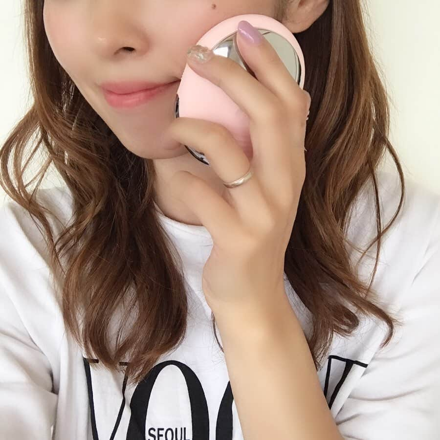 haruru0724さんのインスタグラム写真 - (haruru0724Instagram)「最近のお気に入りアイテムは @jemecosmetics_jp の クレンジングと イオン電流機能が1つになった 2in1アイテム 『J.E.ME Dia™Cleansing+Device』 （無線充電式・防水機能付き） . . クレンジングモードにすれば、 この細かいブラシが、 優しいクレンジングをしてくれます！ 5段階に振動の強弱を調節できて、 優しいデイリークレンジングから、 ディープクレンジングまで可能なんだよ😊 しかも、1分間に7800回の微細振動で 毛穴の奥の汚れまでしっかり除去してくれます✨ 抗菌シリコンを採用してるので、 衛生的で安全です♡ . . 裏返して、ブラシじゃない方を使えば、 イオン電流モードに❤︎ 普段使ってる化粧品の美容成分を 肌の角質層にまで浸透させてくれるんです💓 メインとサイドの2つの面に分かれ、 頬などの広い面だけでなく、 目元や口元、首元までしっかりケアできるよ！ . . 普通にクレンジングするより、 汚れがしっかり落ちてるし、 そのあとの使ってる化粧水なども、 イオン電流モード使うと、 普通につけるよりも浸透してて、 しっとりモチっとしたお肌になってる気がします😊 化粧ノリもいいよ♡ コンパクトだし、これはおすすめー😆 . . . 楽天：https://www.rakuten.co.jp 自社モールBEAUTISPACE: https://beautispace.com/ . . #美容機器 #洗顔器 #韓国コスメ #韓国スキンケア #美容垢 #スキンケア動画 #コスメ動画 #ビッグカメラ#JEME #JEME_JP #JEME_DIA #JEME_DIA_JP #ジェイミー #ディアクレンジングディバイス#素肌美人 #洗顔 #イオン導入器#클렌징기기#제이미 #beautispace #갈바닉 #kbeauty #뷰티디바이스 #ママ美容 #美容好きな人と繋がりたい #美容マニア #美容オタク #mamagirl #locari #haruru0724_cosme」7月11日 7時01分 - haruru0724