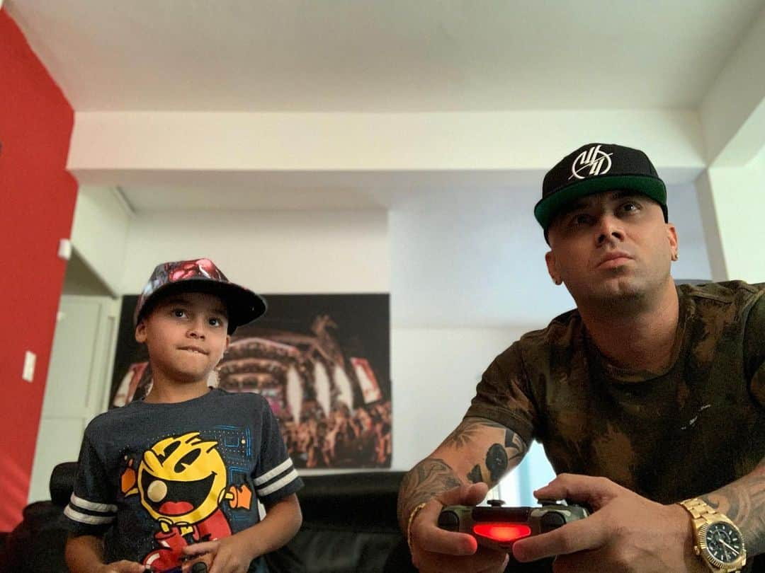 ウィジンさんのインスタグラム写真 - (ウィジンInstagram)「Duelo de campeones 🤴🏼🤴🏼🎮🎮🏆🥇🥈 #DYLAN que pasará? 😂」7月11日 7時13分 - wisin