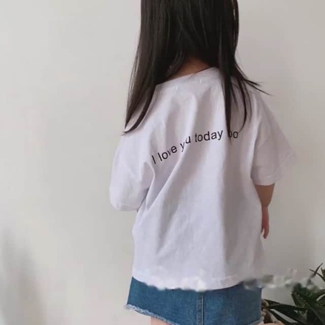 子供服のbig foRE:stさんのインスタグラム写真 - (子供服のbig foRE:stInstagram)「. バックレターTEE【T074】 . おはようございます🌞 普段食べることにあまり興味のない子供が、昨日晩ごはんをお代わりまでしてくれてうれしかった店長です☺️ 大人気なのはそぼろ笑 簡単で親思いな息子です笑 . 先日紹介したキャラロゴプリントTEEがとても好評だったので、その流れで今日はこちら✨ 後ろ姿はシンプルなアルファベットがカッコいい。 表はゆるーいスマイリーがかっこいいけどかわいさを演出してくれるTシャツです☺️ 3色展開なので、お気に入りのカラーを見つけて😉 . . #子供服 #キッズコーデ #韓国子供服 #kidscode #outfit #おでかけコーデ#海外子供服  #おしゃれさんと繋がりたい #kidsjapan #セレクトショップ #女の子コーデ  #男の子コーデ#女の子ママ#男の子ママ#インポート#ママリ #コドモノ #ベビフル#秋アイテム#お洒落さんとつながりたい#ninas#キッズTシャツ#バックレター#バックデザイン」7月11日 7時21分 - olpemi_